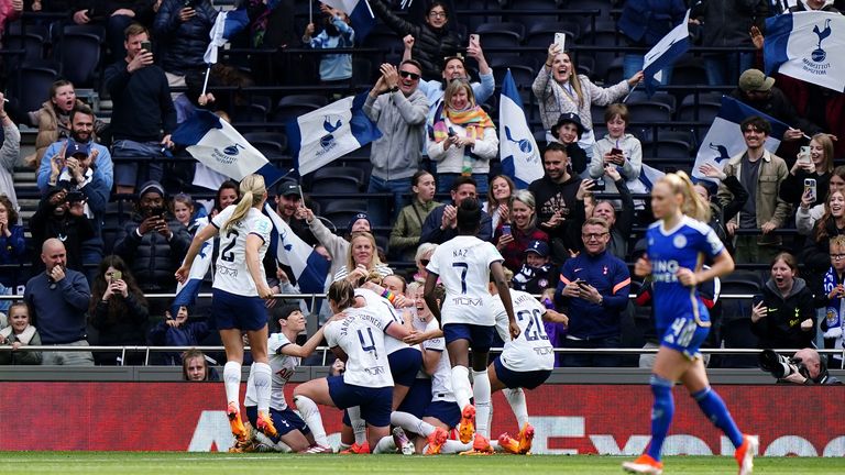 Spurs players celebrate their late winner