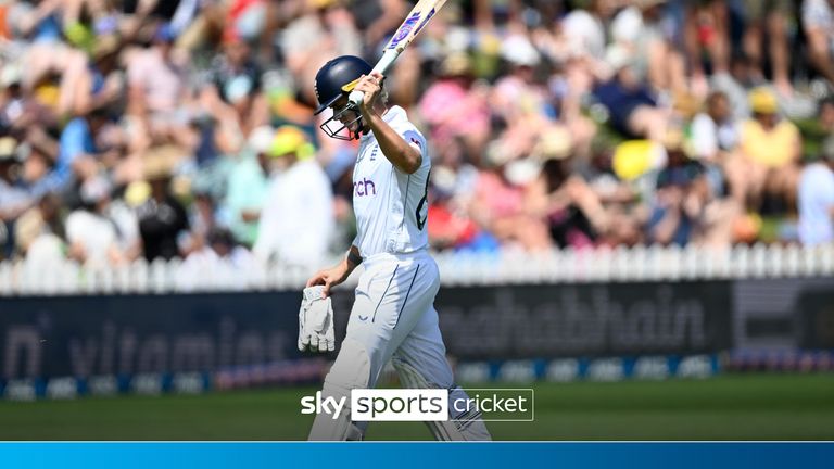 England's Jacob Bethell waves to the crowd as he leaves the field after he was dismissed on 96 runs during play on day two of the second cricket test between New Zealand and England at the Basin Reserve in Wellington, New Zealand, Saturday, Dec.7, 2024. (Andrew Cornaga/Photosport via AP)